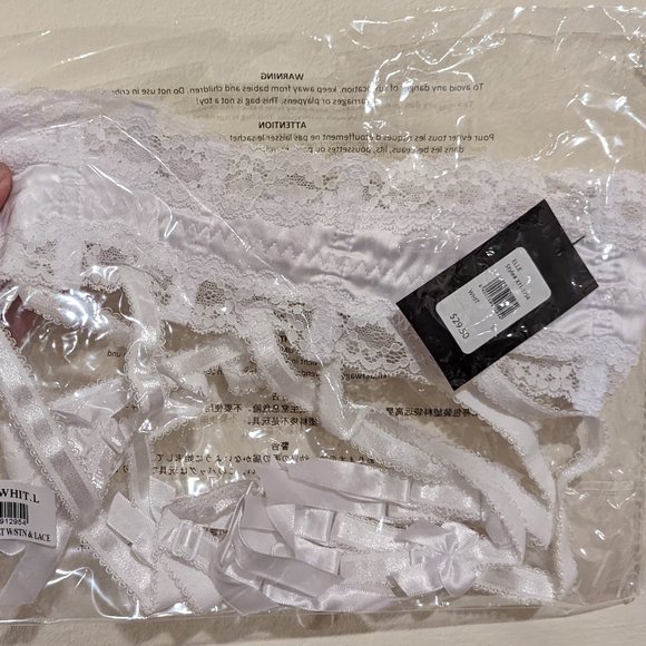 Fredricks of Hollywood White Lace Elle Garter Belt - Picture 3 of 5